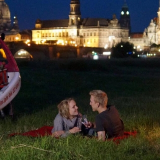 Rikscha mit Fackel an der Elbe in Dresden