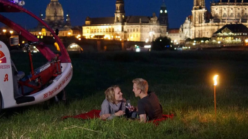 Rikscha mit Fackel an der Elbe in Dresden