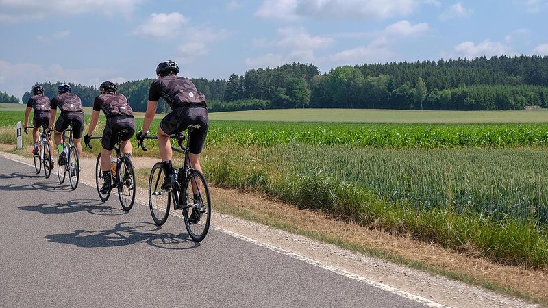 vier Personen fahren auf der Straße Fahrrad