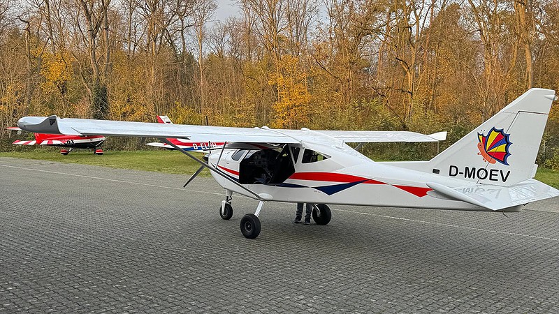 Seitenansicht einer weiß roten Cessna beim Rundflug ab Aschaffenburg