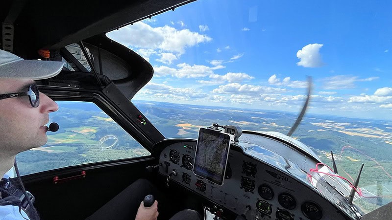 Pilot steuert die Cessna - Blick aus dem Cockpit