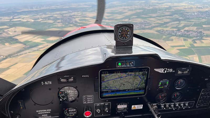 Ausblick aus dem Cockpit einer Cessna bei einem Flug