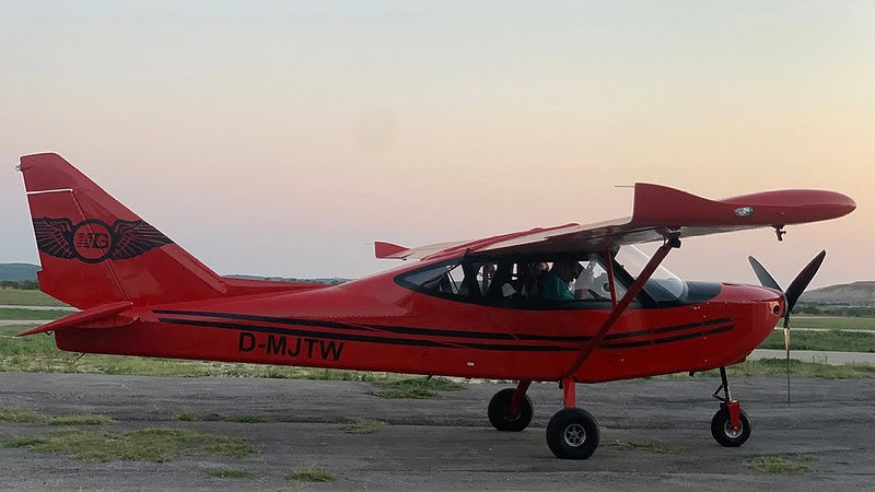 Seitenansicht einer roten Cessna in Mainz