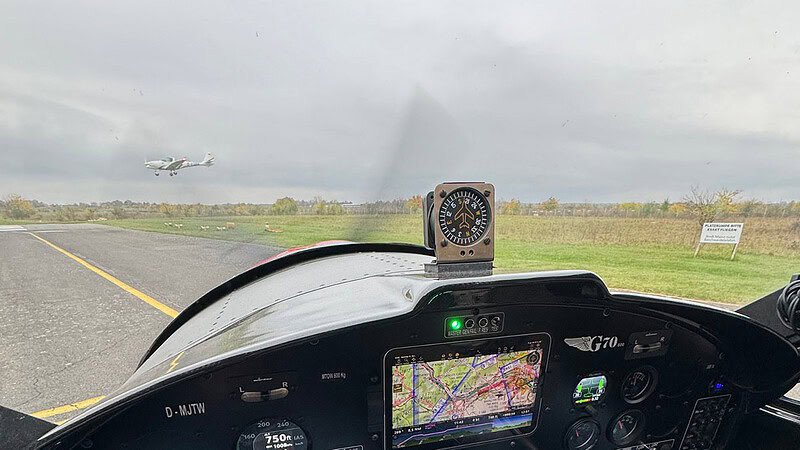 Ausblick aus der Cessna beim Rundflug in Mainz auf dem Rollfeld.