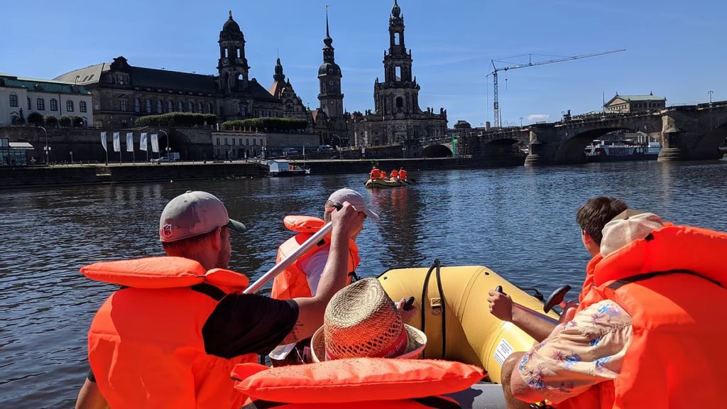 Schlauchboot Tour in Dresden - Personen paddeln auf der Elbe auf der linken Seite ist die Hofkirche zu sehen