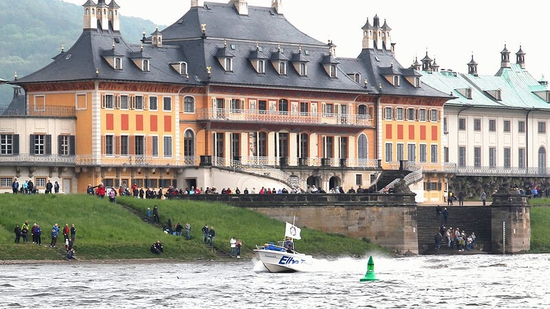 speedboot vor den dem Schloss Pillnitz