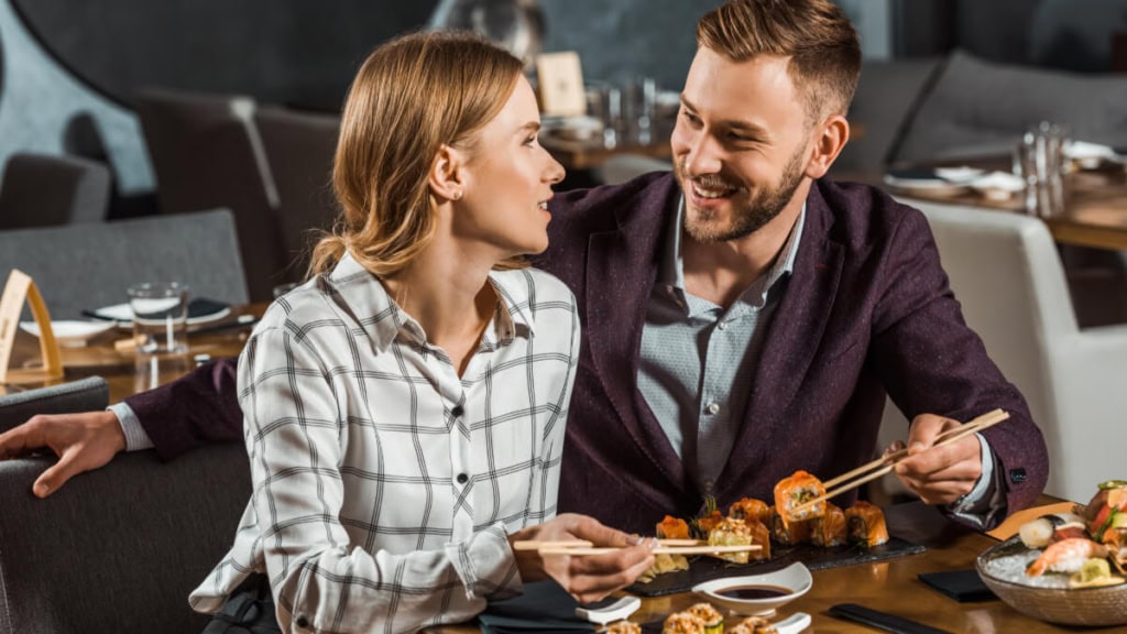 Pärchen bei einem romantischen Abendessen mit Sushi in einem Restaurant