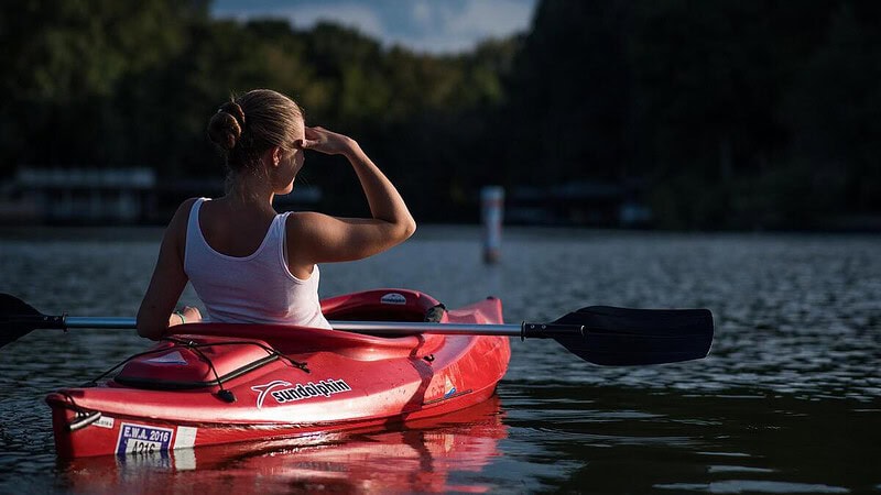 Frau im Kanu auf See