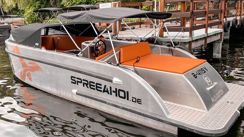 Anblick eines Tender Boots von der Seite auf der Spree in Berlin