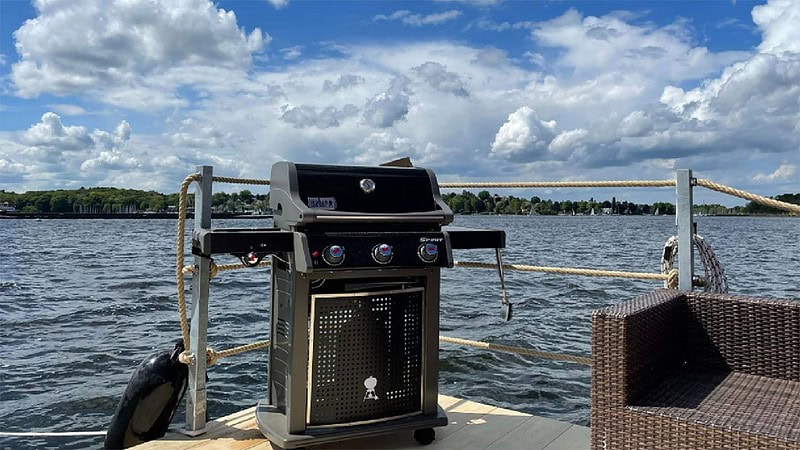 Ein Grill auf dem Grillfloss ENTE auf der Spree.