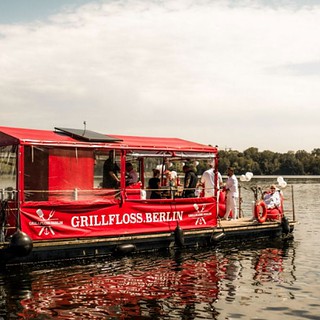 Eine Veranstaltung auf dem Grillfloss ENTE auf der Spree.