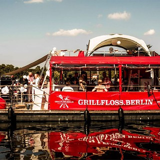 Das Grillfloss ERPEL auf dem Wasser in Berlin.