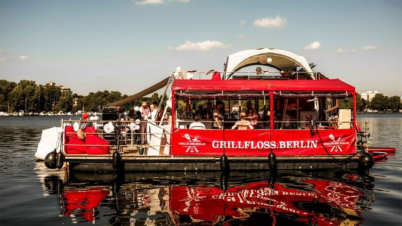 Das Grillfloss ERPEL auf dem Wasser in Berlin.