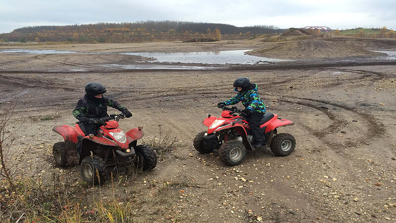 Zwei Personen auf Quads in Leipzig.