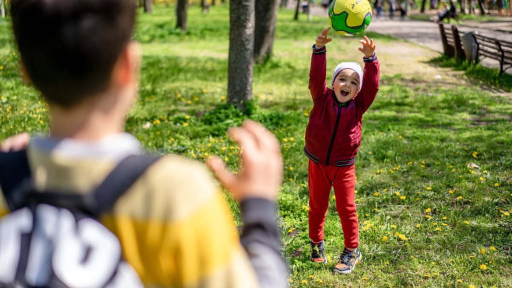 Kinder im Park betreiben gemeinsam Sport.