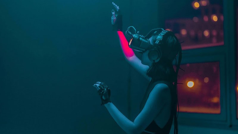 Eine Frau spielt ein VR Escape Room Game