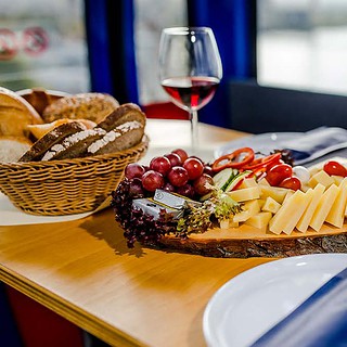 Riesenrad Käseplatte mit Wein im Riesenrad