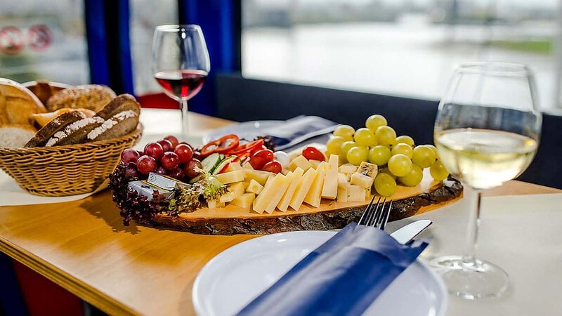 Riesenrad Käseplatte mit Wein im Riesenrad