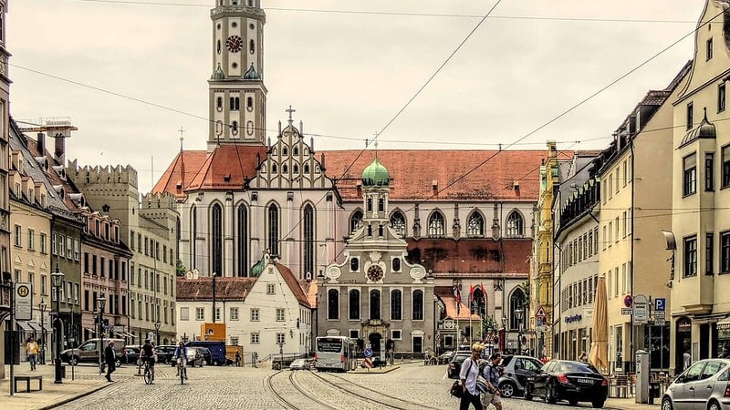 Blick auf den Hauptplatz in der Stadt Augsburg