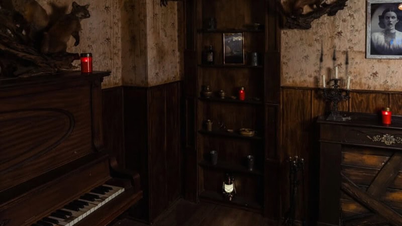 Gespenstisch vernachlässigter Raum im Escape Room in Hamburg