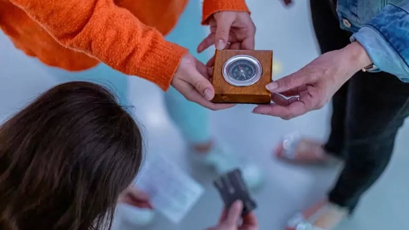 3 Frauen lösen Rätsel zusammen im Escape Room in Stuttgart