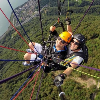 2 Personen am Tandem-Gleitschirmflug