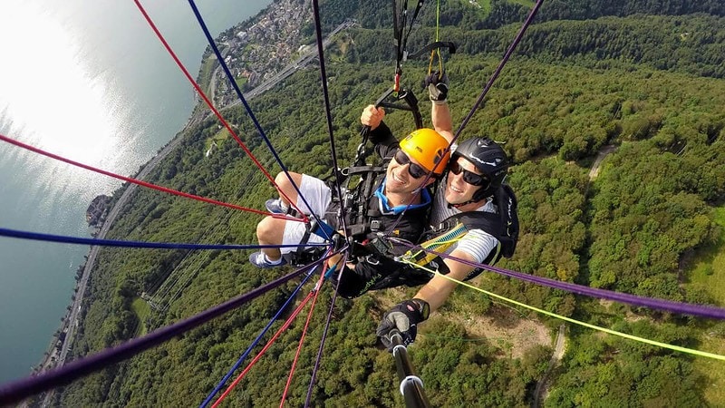 2 Personen am Tandem-Gleitschirmflug