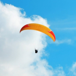 Gleitschirm vor einem Hintergrund aus Himmel und Wolken