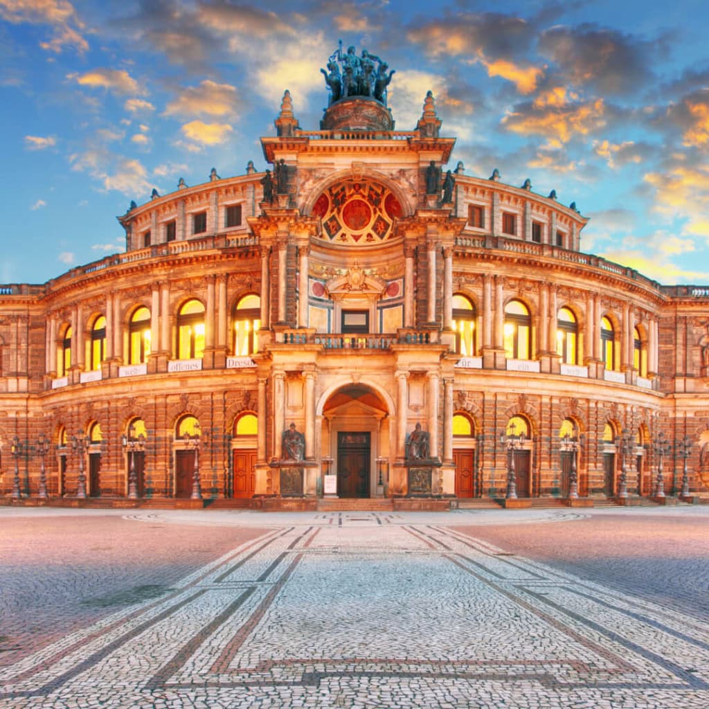 Der beleuchtete Zwinger, aufgenommen am späten Abend