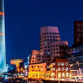 Blick auf die Stadt Düsseldorf am späten Abend, die Stadt ist bunt und beleuchtet