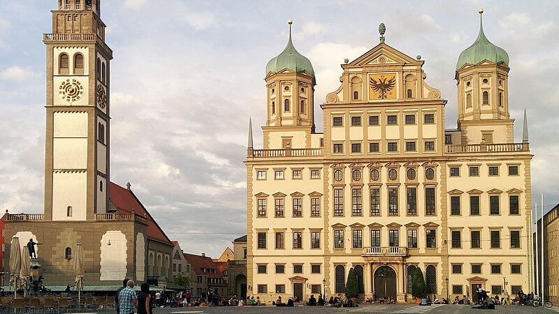 Blick auf den Hauptplatz in der Stadt Augsburg