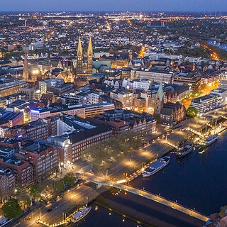 Luftaufnahme der Stadt Bremen am Abend