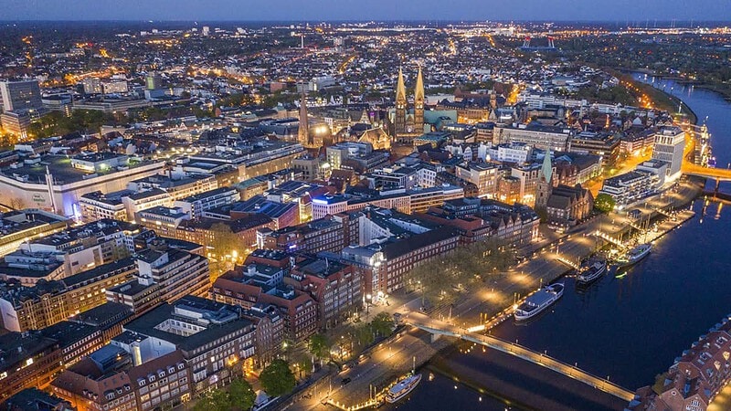 Luftaufnahme der Stadt Bremen am Abend