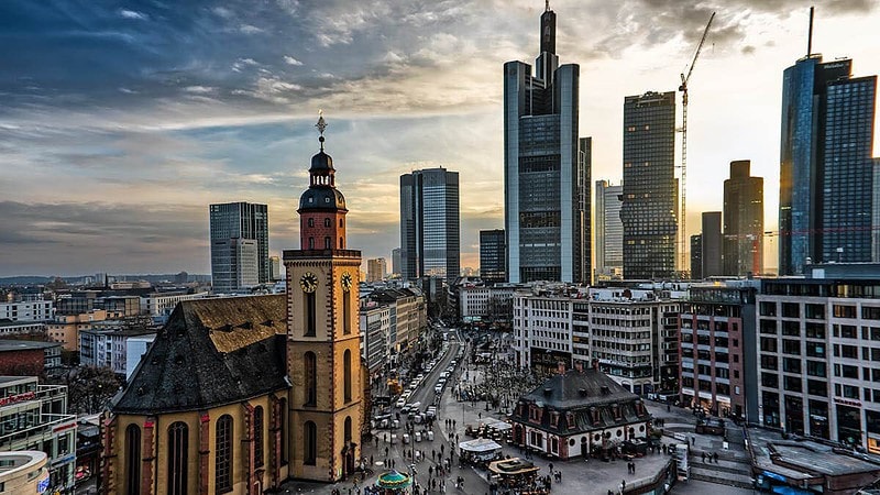 Luftaufnahme von Frankfurt am Main am Abend