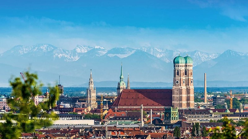 Blick auf die Stadt München, Alpen im Hintergrund