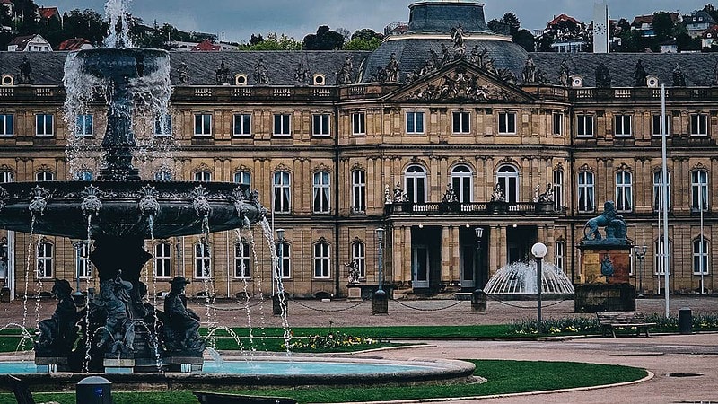 Blick auf das Schloss und Springbrunnen in der Stadt Stuttgart