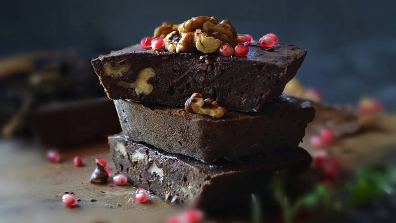 Schokoladenkuchen mit Früchten und Nüssen