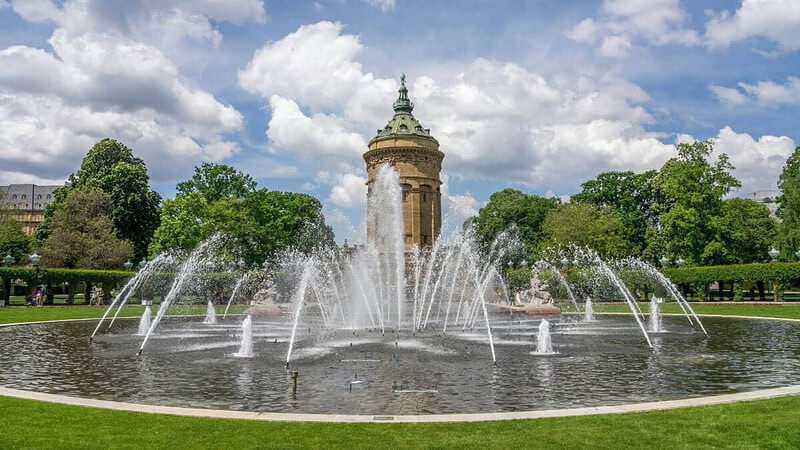 Blick auf die Stadt Mannheim, in der Mitte des Bildes befindet sich ein Springbrunnen