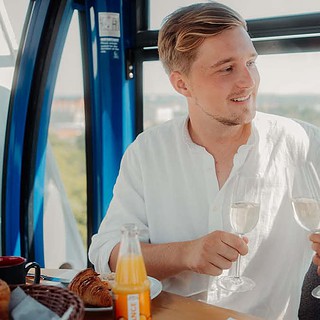 Frühstück im Riesenrad Dresden - 2 Personen beim frühstücken