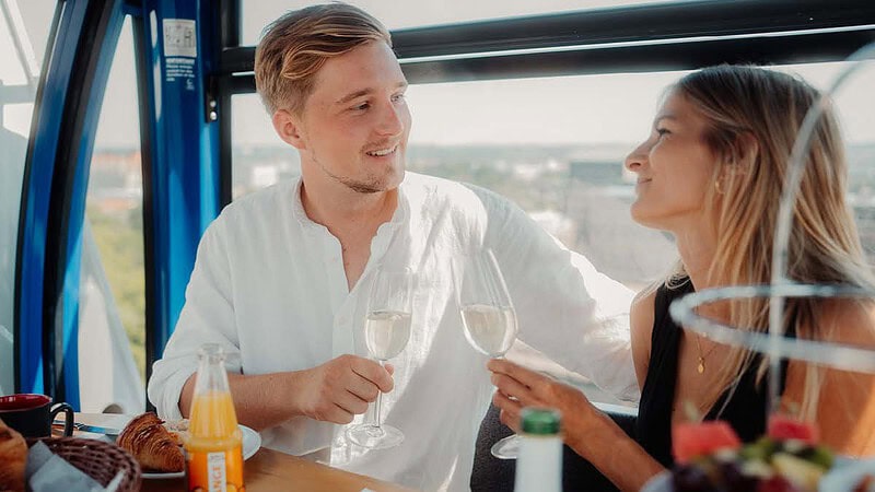 Frühstück im Riesenrad Dresden - 2 Personen beim frühstücken