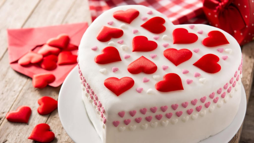 Eine Torte zum Valentinstag - mit Rollfondant und Herzen aus Zuckermasse dekoriert