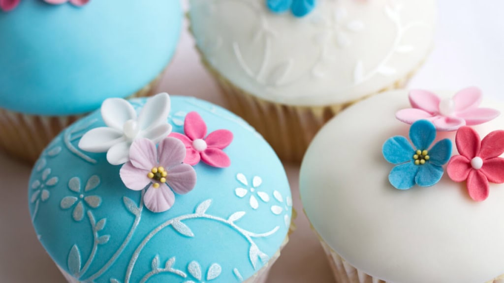 Cupcakes dekoriert mit buntem Rollfondant und Blüten aus Zuckermasse