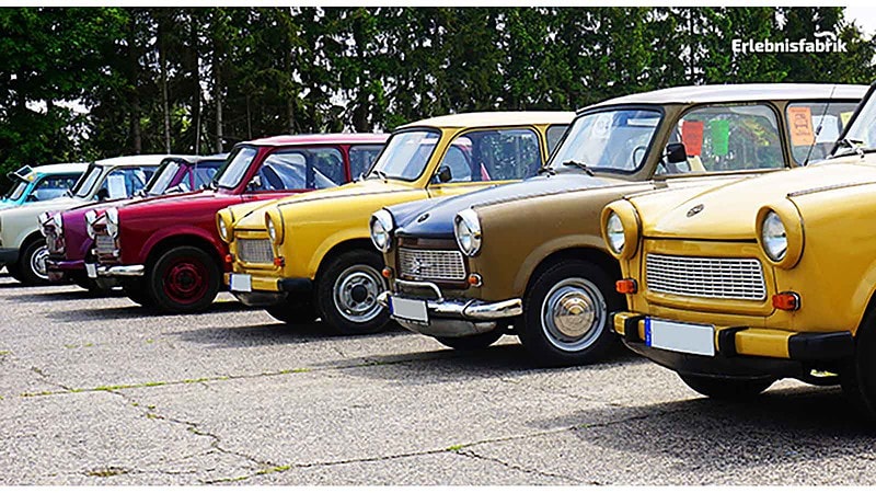 Trabis in einer Reihe bei der Trabi Safari durch Dresden