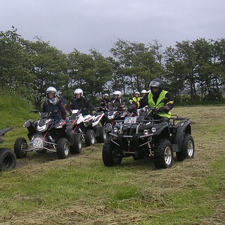 Quad-Gruppe auf einem Feldweg