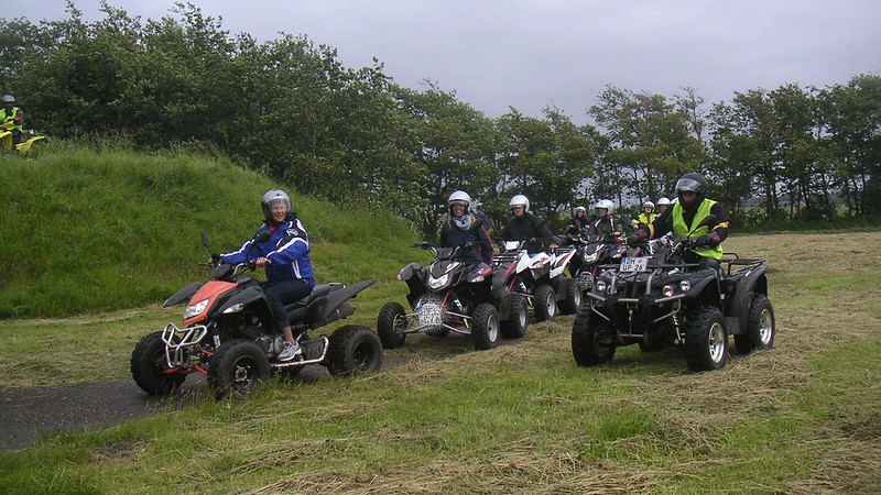 Quad-Gruppe auf einem Feldweg