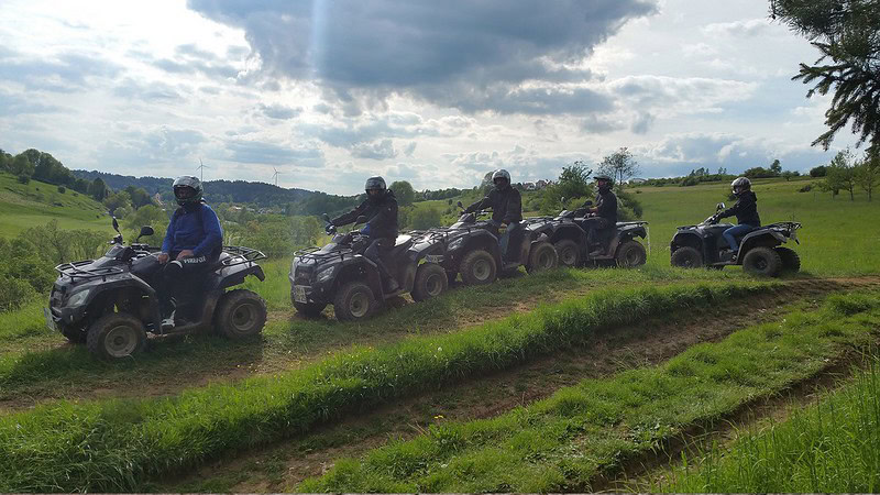 Schwarze Quads in Kolonne auf einem Acker