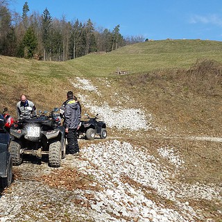 Quadgruppe macht auf einem Schotterweg Pause