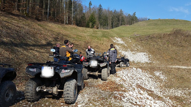 Quadgruppe macht auf einem Schotterweg Pause