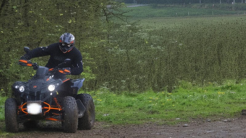 Offroad Quadfahrer in der Kurve