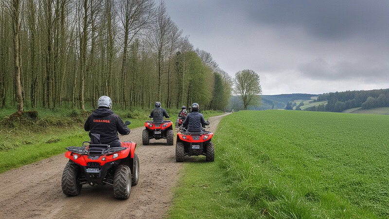 Kleine Quadgruppe fährt einen Feldweg entlang